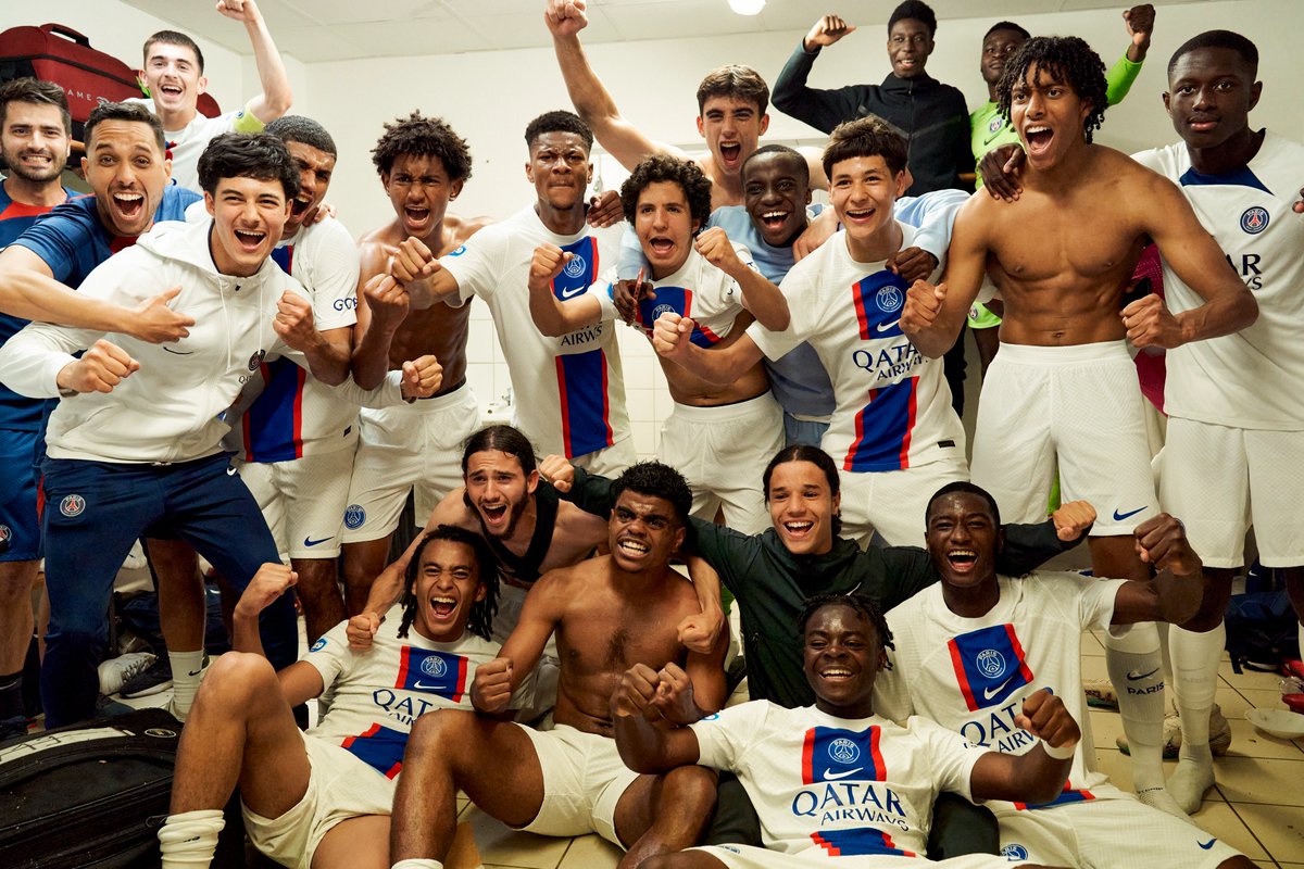 De la joie dans le vestiaire des Titis ! ❤️💙

#SCOPSG I #U19