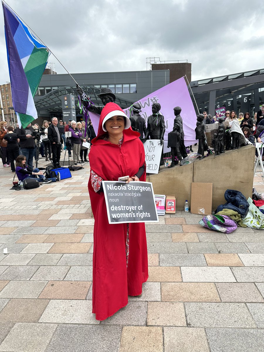 Great speakers & singers! #WomensRightsAreHumanRights @ForWomenScot #WomenWontWheest #SpeakersCornerGlasgow 💪🏽