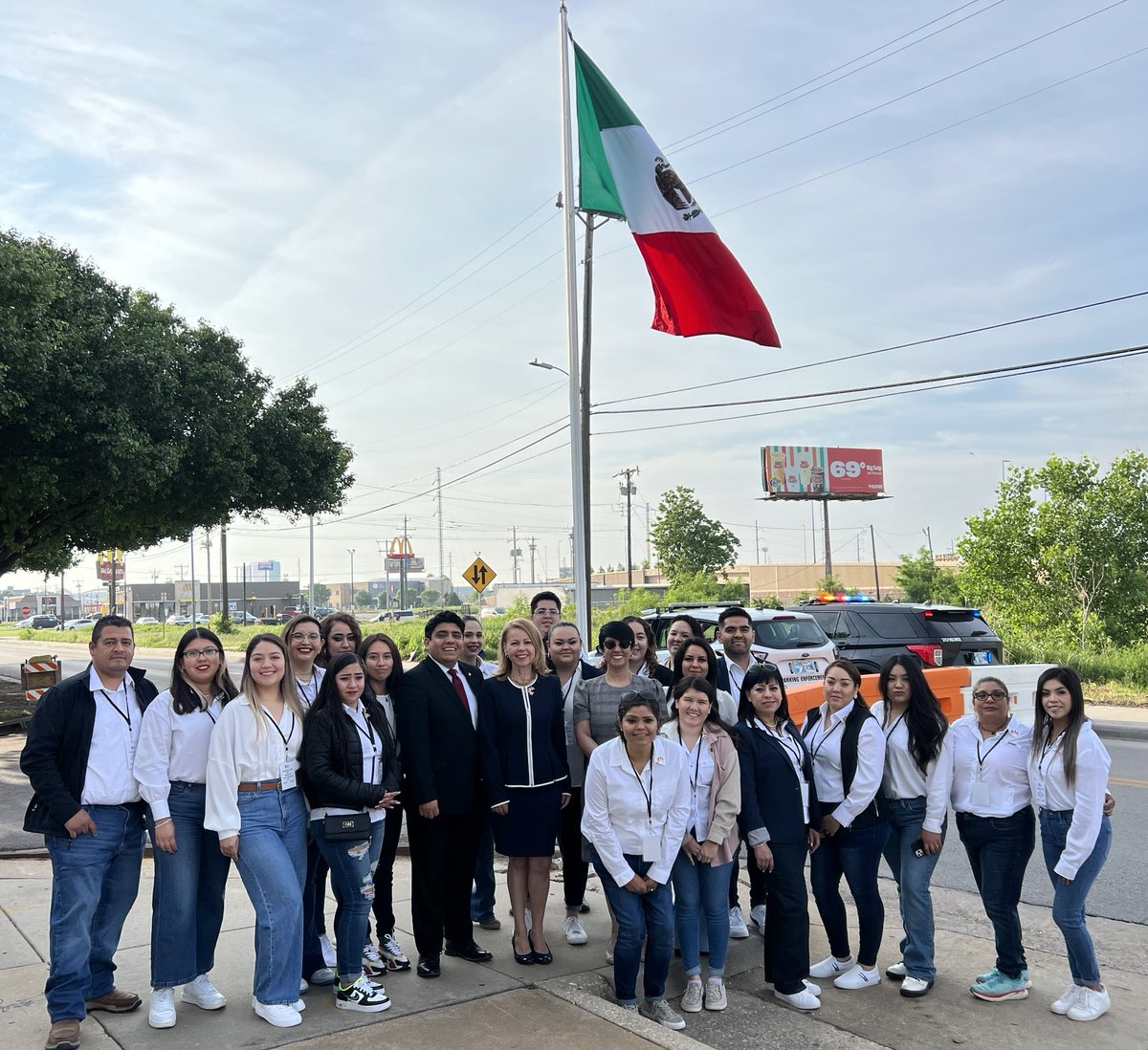 EnpaPineda's tweet photo. Muy emocionados por haber inaugurado nuestro consulado! Honrados y agradecidos por la presencia y apoyo del canciller @m_ebrard !! El Consulado tiene un súper equipo, comprometido y con un 💓 grande, listo para servir a 🇲🇽! https://t.co/tK0YFytFfG