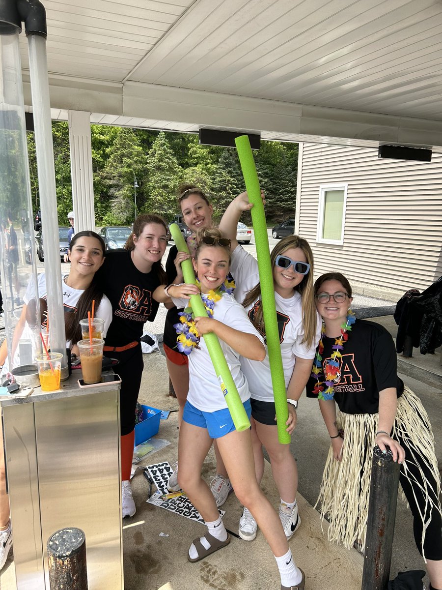 GIT ON OVER TO BANK OF EASTON WASHINGTON STREET!!! Beautiful day for a car wash!!! 🚘 🧼 come support OA Softball and OA Rugby!! 🐯🤙🏽🙏🥎🧼🤙🏽