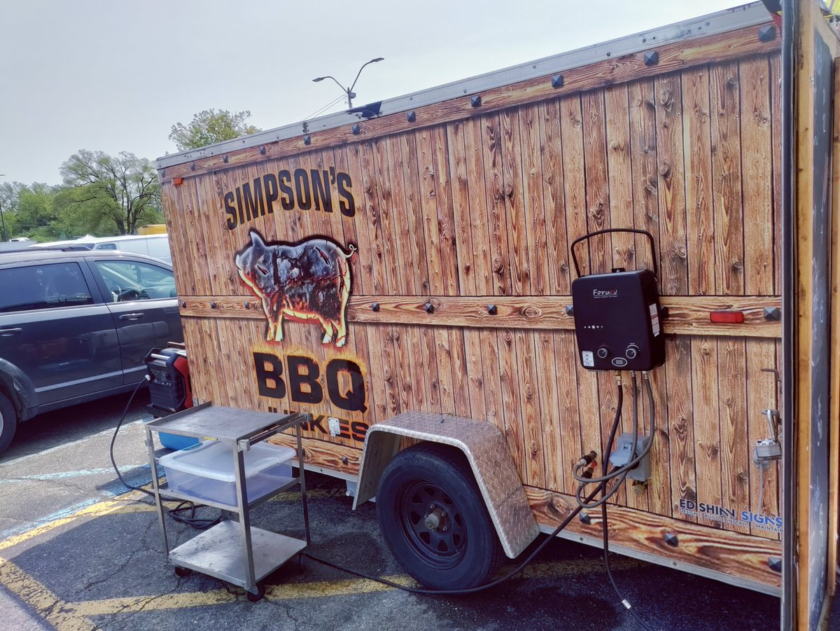 You want some good barbecue come on out to the Dixieland flea market today Waterford Michigan , pulled pork, brisket, ribs, hot dogs, cheesy potatoes, coleslaw and more