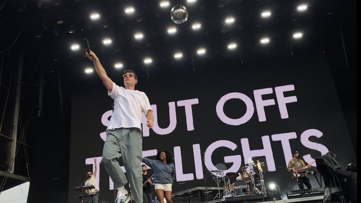 VSLuis13's tweet photo. Shut off the lights, we don't need them to dance. 🥹🧡
@bastilledan @bastille @Kyle_JSimmons @Woodythedrum 
#Bastille #CoronaCapitalGDL https://t.co/C1ScJAPb3o