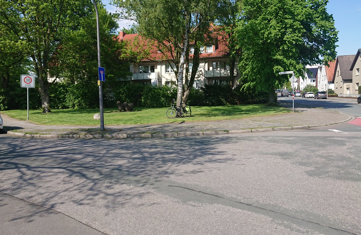 UrbanAchso's tweet photo. Suche Hinweise zu einer Skulptur in #Osnabrück. Die Skulptur steht in der #Dodesheide. #Ellerstraße, Ecke #Schwedenschanze. Die Skulptur stellt vermut. zwei Widder dar. Auf einem Gedenkstein steht "Pax optima rerum 1648 - 1998".
Wer kann Informationen geben? ℹ️
@StadtOsnabrueck? https://t.co/Qrz4VTJAIX