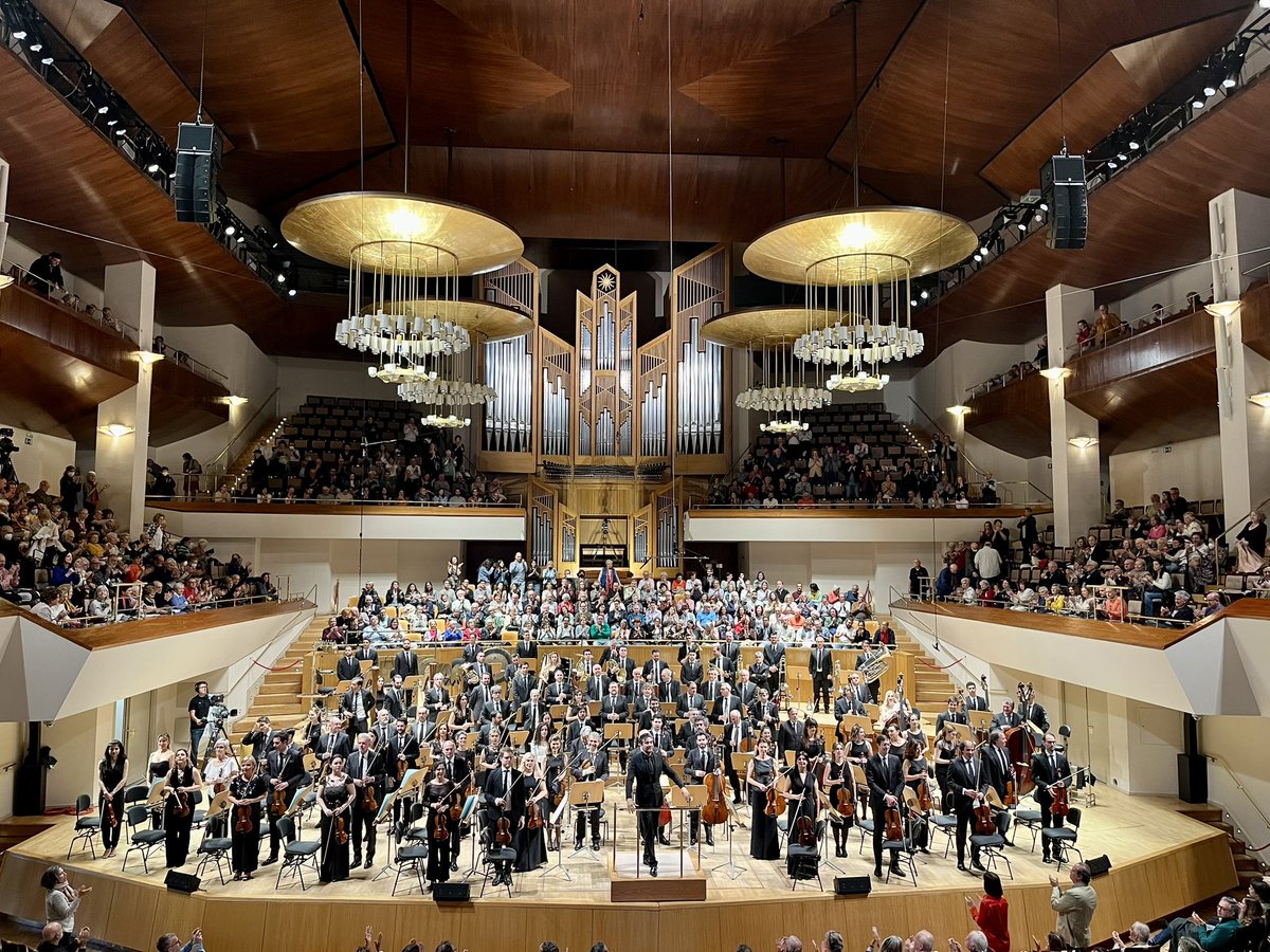 amoral07's tweet photo. La 7° de Mahler es una sinfonía compleja, la cenicienta del público y la incomprendida de muchos directores. Afortunadamente #DavidAfkham la bordó con hoy una @ocnesp sensacional. Él se mueve por esta obra “trágico-cómica” como pez en el agua y consigue que la disfrutemos mucho! https://t.co/I98pYuVmTz