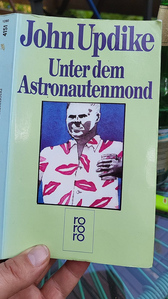 Punkt vier verlassen bleiche Männer die kleine Druckerei, tauchen auf wie Geister, blinzeln, bis das Tageslicht die Blässe des künstlichen Lichs, die an ihnen haftet, verdrängt.

John Updike
Unter dem Astronautehimmel 

<a href="/Buchbeginn/">#Buchbeginn</a> 
#buchbeginn