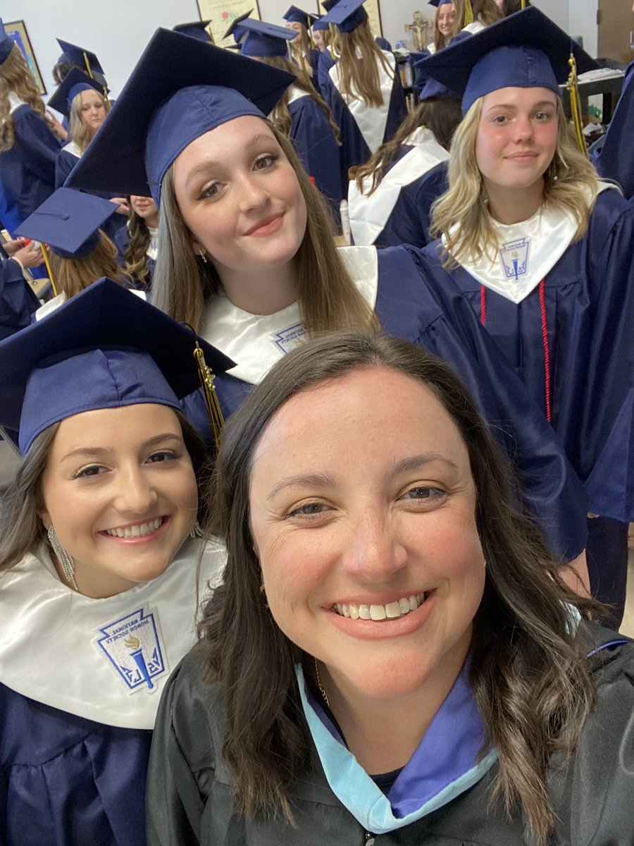 HouseStNicholas's tweet photo. Happy Graduation Seniors of St. Nick! https://t.co/edAx1mB0Hu
