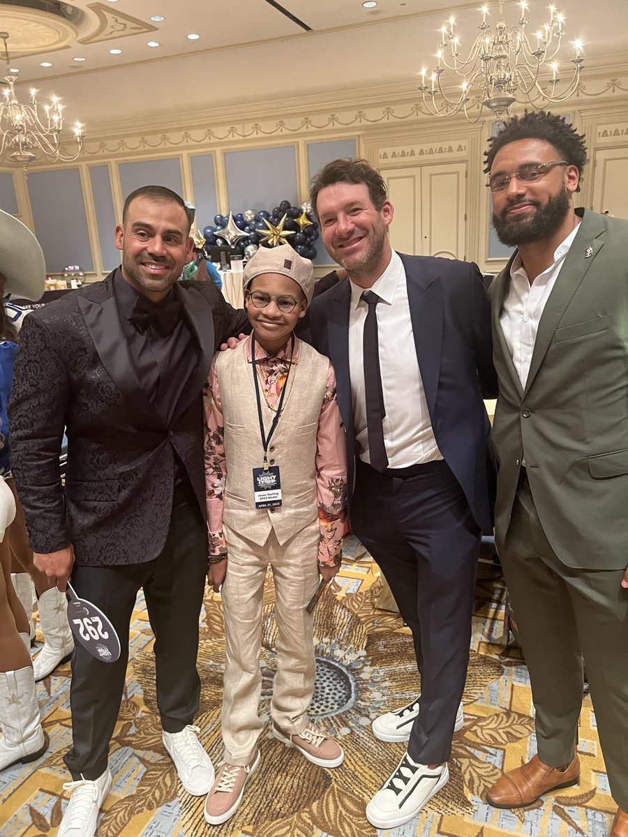 2LiveCraig's tweet image. TODAY we celebrate my friend Jaxon! The First ever BE THE LIGHT #Pickleball tournament. ALL PROCEEDS going to Jaxon’s family to help cover cost of his cancer treatments! We will have raffles, auction items (Including a signed @dak football), and so much more! 
#2live #Jaxthegreat