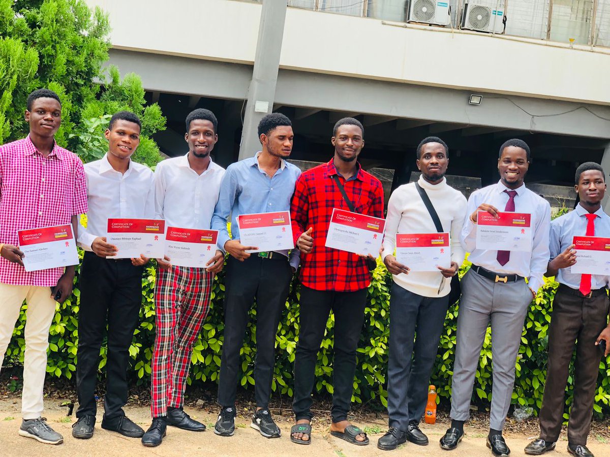 OlowoporokuMic3's tweet photo. Celebrating our FBS School Graduation today🎉🎉🎉🎉🎉❤️. Happy to join the workforce🥳❤️.
#FSFOAU
#OAUTwitter https://t.co/ek7rArv7yS