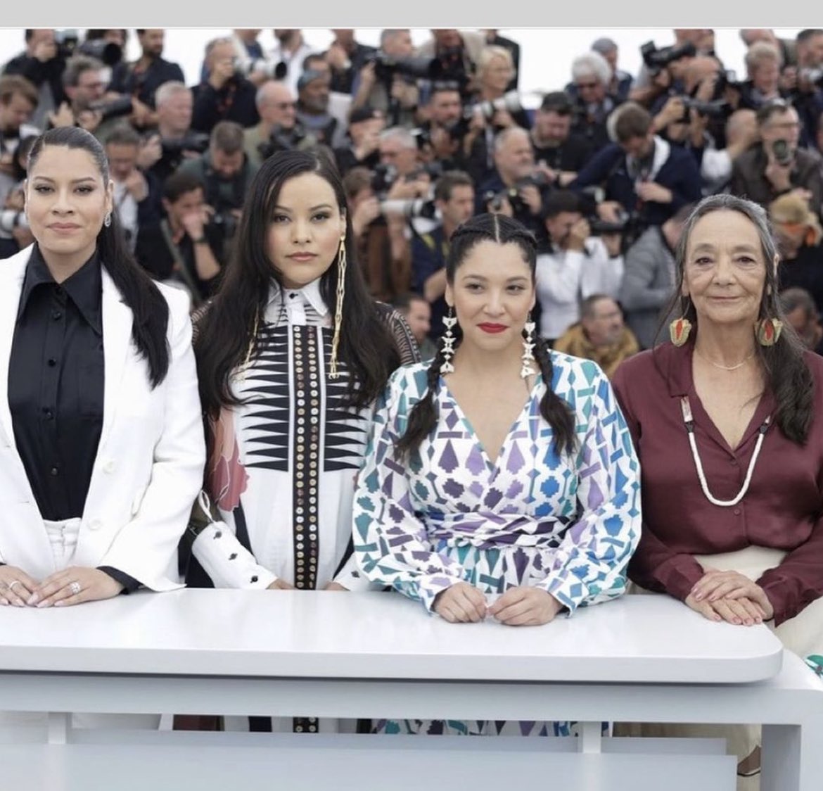 This beautiful photo!!! ❤️❤️🪶🪶🎬

#Cannes2023 #nativewomen #nativeactors #CaraJadeMyers #JanaeCollins #JillianDion #TantooCardinal