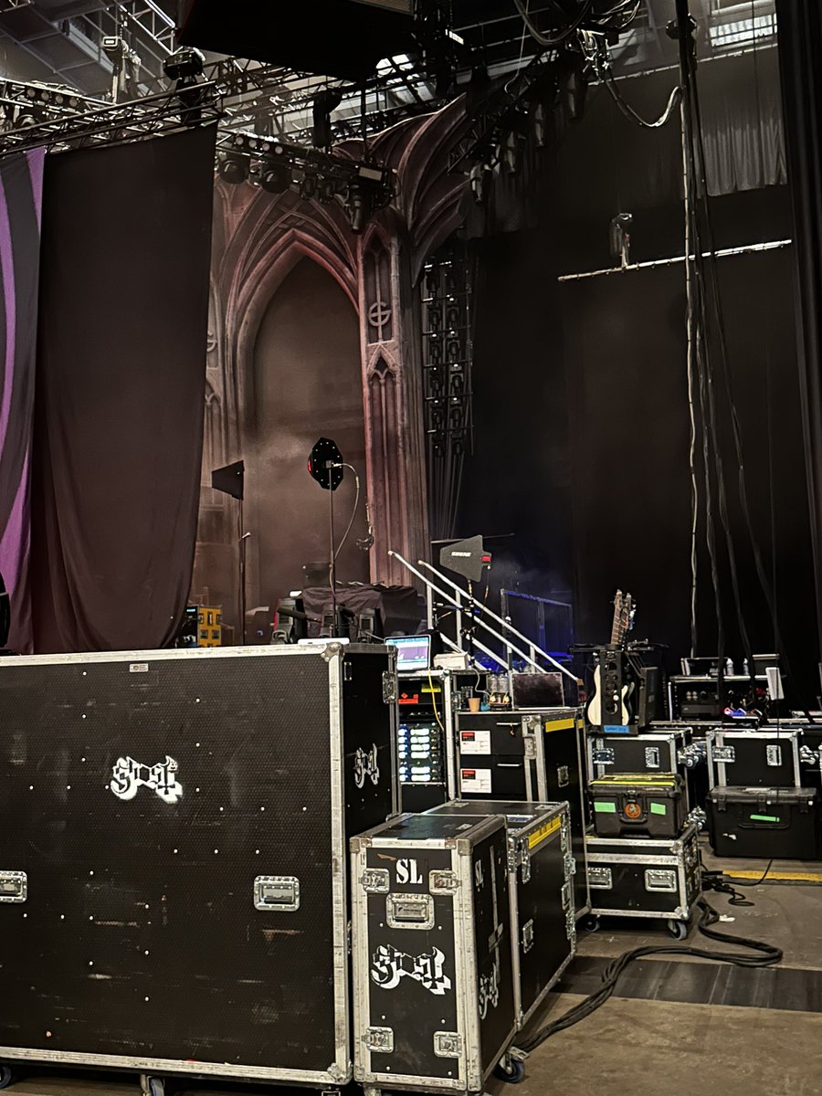 Backdrop has changed. Red confession booth back there!

#ghostrouen #thebandghost