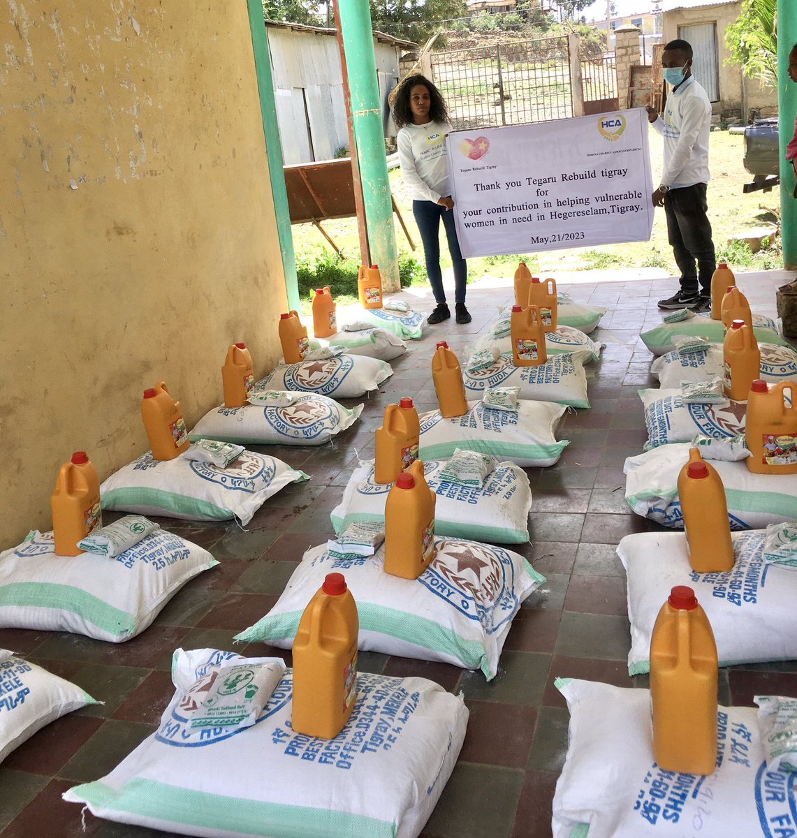 hdrina_'s tweet photo. Thank you #tegarurebuildtigray for your generous donations. With your donations we’re able to buy and distribute 500kg flour, 60 liter oil and 20kg iodine salt to 20 vulnerable women in Hagereselam, Tigray. https://t.co/xbQbFk07Bn