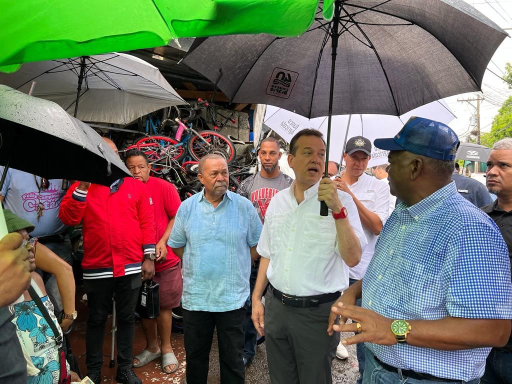 PRM_Oficial's tweet photo. Cristo Rey, Los Girasoles y el Ensanche La Fé se suman a esta #GranJornadaPRM casa por casa, supervisada por nuestro comisionado @itobisono mientras disfruta compartiendo junto a nuestra gente querida de la Circunscripción 2 del Distrito Nacional.

#YoCreoEnTi #YoCreoEnElPRM https://t.co/YZdjSc9oMU