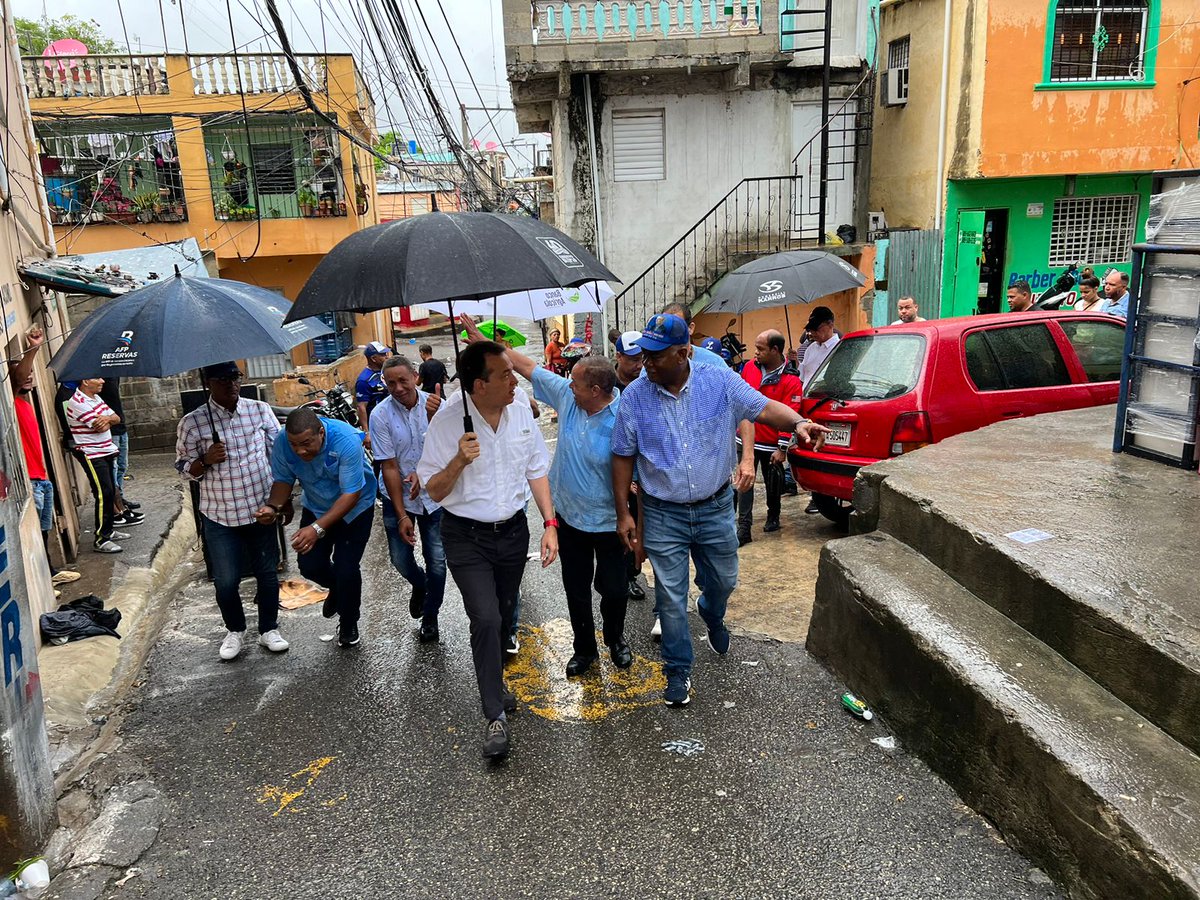 PRM_Oficial's tweet photo. Cristo Rey, Los Girasoles y el Ensanche La Fé se suman a esta #GranJornadaPRM casa por casa, supervisada por nuestro comisionado @itobisono mientras disfruta compartiendo junto a nuestra gente querida de la Circunscripción 2 del Distrito Nacional.

#YoCreoEnTi #YoCreoEnElPRM https://t.co/YZdjSc9oMU