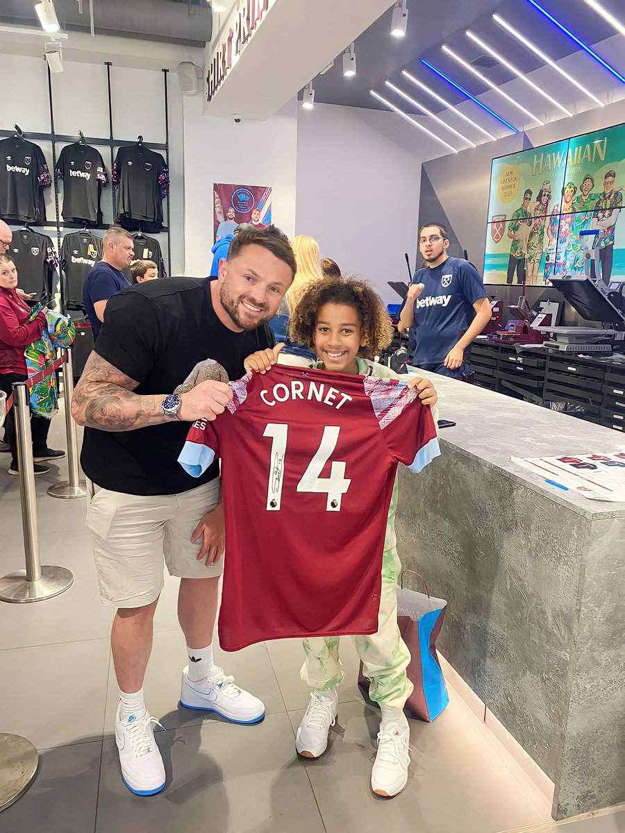 MartynHobbs12's tweet image. “Listen — airport that way, Prague is this way”
It was only right that little legend got given a signed shirt too.
I saw him giving his interview for the fantastic @westhamfantv so thought I’d surprise him with a signed shirt.
He is an absolute lad
COYI ⚒️⚒️⚒️