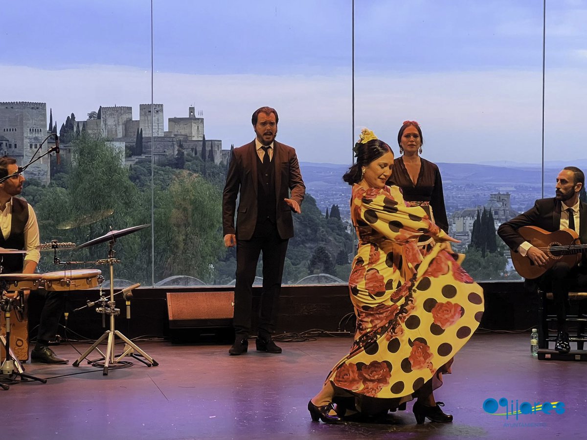 AytoOgijares's tweet photo. 💃🏻 En el día de ayer, nuestro alcalde, Estéfano Polo, tuvo el honor de acompañar a La bailaora de Ogíjares, Eva Esquivel, en el estreno de su nuevo espectáculo “Disociados” en el Sacromonte. 👏 https://t.co/j3BvnlSyIG