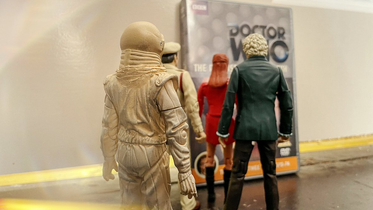 JR1991JR's tweet photo. DOCTOR: How many beans make five?  VAN LYDEN: Hello, Space control. This is Recovery 7. Will you clear us for re-entry?  DOCTOR: Van Lyden!  VAN LYDEN: We are not cleared for re-entry.  DOCTOR: Right, cut it open!

#DoctorWho #TheAmbassadorsOfDeath https://t.co/5nS238kkt0