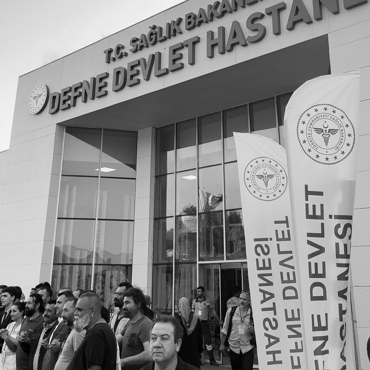 Bugün “açılış”ı yapılan Defne Devlet Hastanesi’ne gittim. Bir güvenlik görevlisinin gözetiminde ve sadece belli bir alanı gezmeme izin verildi. Video ve fotoğraf kaydı yaptırmadılar.

Nedenini dolaştıkça anladım: Biraz mobilya, bir kaç tıbbi cihaz, henüz takılmamış bazı prizler…