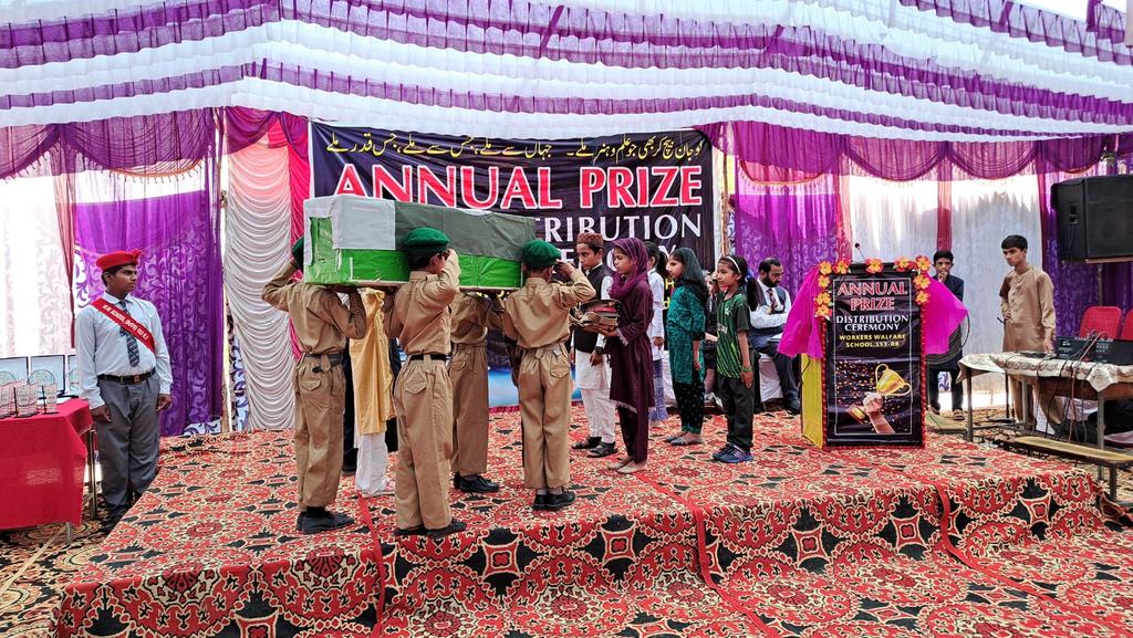 ورکرز ویلفئیر سکول کی تقریب تقسیم انعامات میں سربراہ ایوان صنعت و تجارت فیصل آباد ڈاکٹر خرم طارق کی بطور مہمان خصوصی شرکت سٹوڈنٹس اور سٹاف میں انعامات تقسیم کئے۔