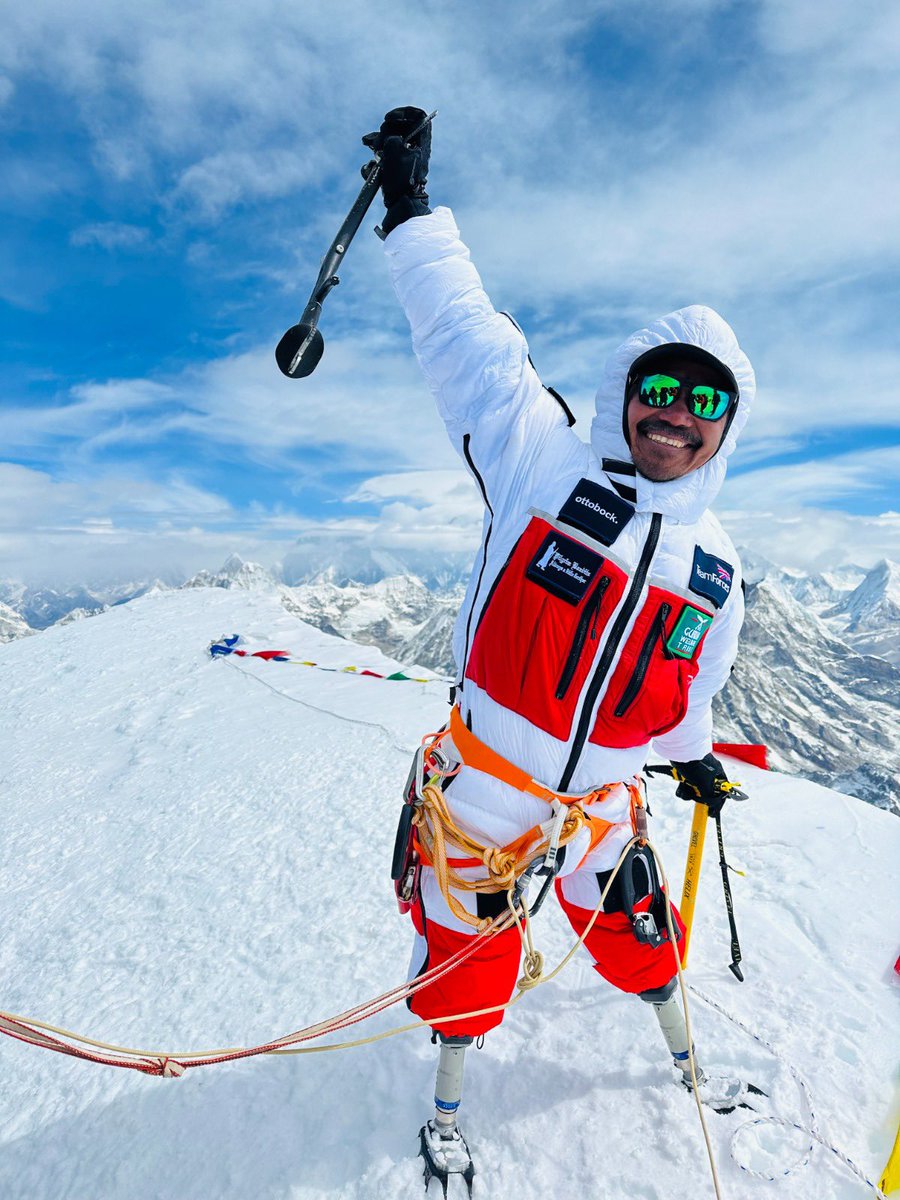 GossipRoomOff's tweet photo. 🚨 L’exploit est à peine croyable. L’ex-soldat, Hari Budha Magar, est devenu le premier double amputé au-dessus du genou à gravir l’Everest. Il y a 13 ans, il perdait ses jambes en servant en Afghanistan.

Sur son site internet, son ascension est présentée sous le slogan "ni jambes, ni limites" ! 👏🏔️ (via Ouest-France)