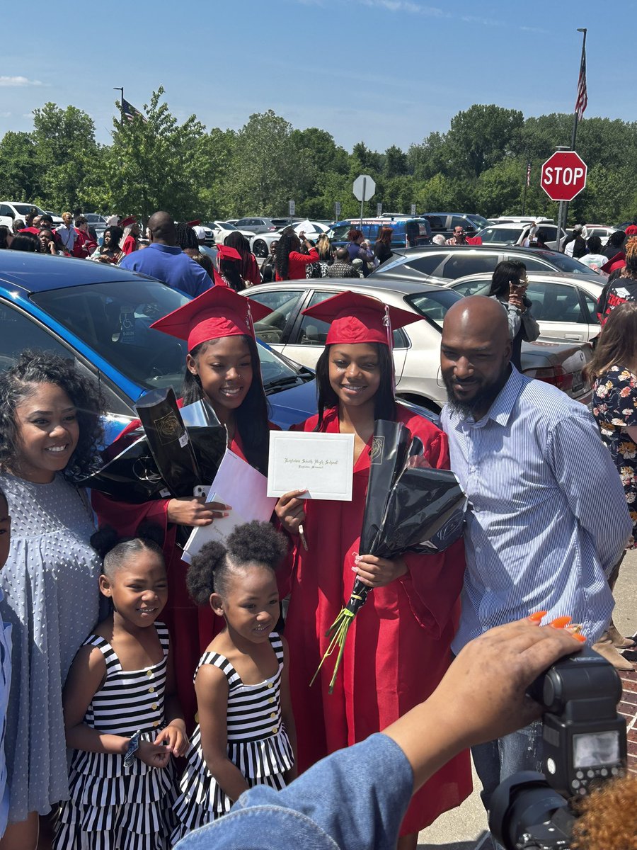 The Twin Tandem, Jiji and Riri Thompson! Congrats ladies and the Class of 23!