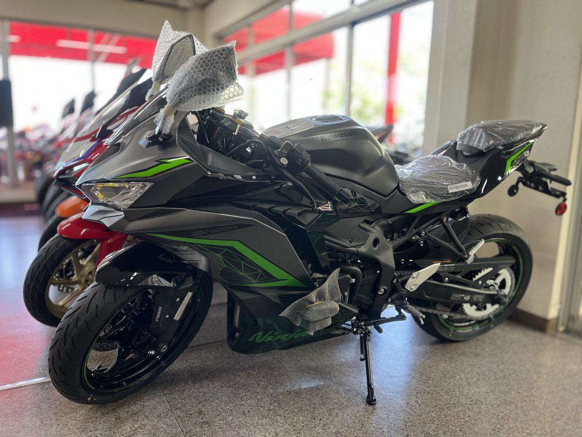 BIKESHOP_R's tweet photo. 【���車入荷情報】
2023年式Ninja ZX-25R SE 入荷しました！

現車、めちゃくちゃかっこいい。

#バイクショップR #バイクショップアール #Ninja #ZX25R #Kawasaki https://t.co/pTSbLyYxRs