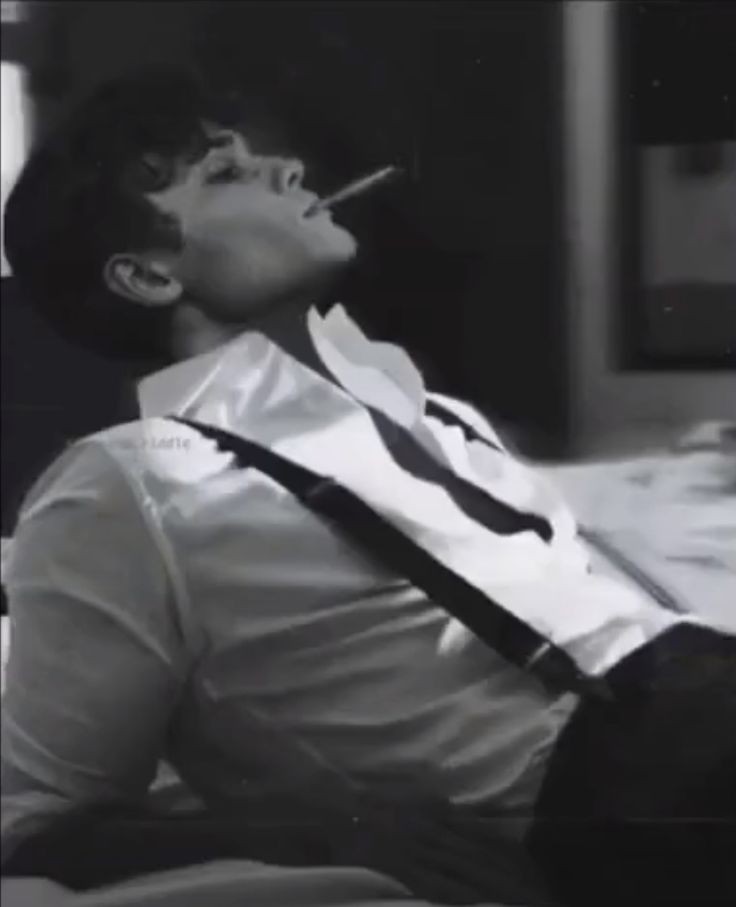 यार आप तो मेरा फोन तक नहीं उठाते
आप क्या ख़ाक उठाओगे जनाज़ा मेरा
~ #अब्दुल्लाह_नसीम