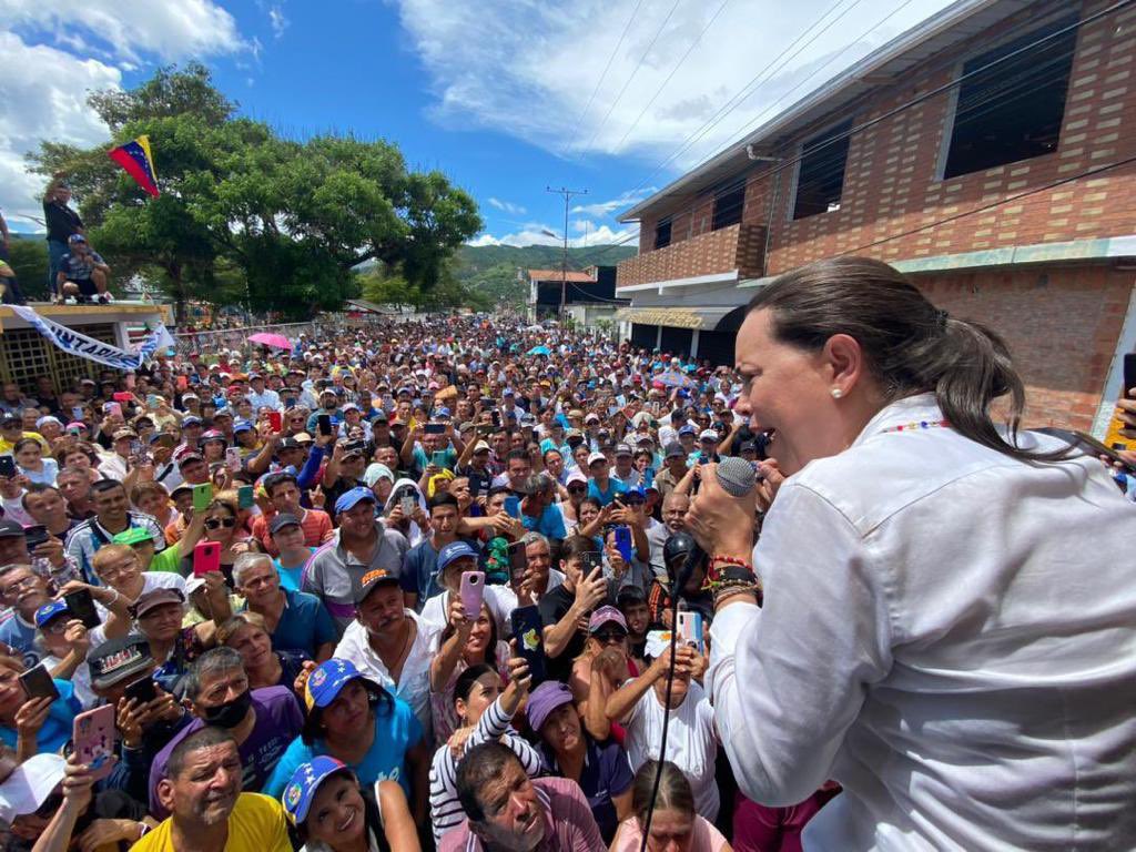 Esta semana seguimos demostrando que los venezolanos seguimos resistiendo, mientras la dictadura solo puede perseguir.

Cada líder, cada partido político acompaña a lo más importante que tenemos: la mayoría de venezolanos luchando.

El 22 de Octubre todo…
