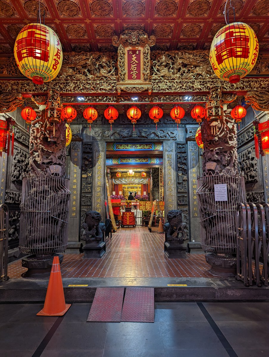 ★看影片： 位於西門町的台北天后宮 (媽祖廟)。 Taipei Tianhou Temple (Mazu temple) (Ximending, Taipei City)