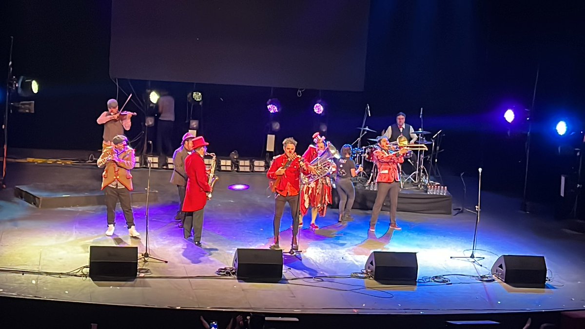 Que buena noche musical,  lo que parecía un disco nostálgico y lento, La Ausencia, de <a href="/Triciclocircus/">Triciclo Circus Band</a> en vivo fue increíble, lleno de alegría, fuerza, nostalgia, una montaña rusa de emociones.
Valió la pena cada nota musical, gracias. 
<a href="/ruidoblancofm/">Ruido Blanco FM ⚡️</a> <a href="/LunaOlivia/">Olivia Luna ✨</a>