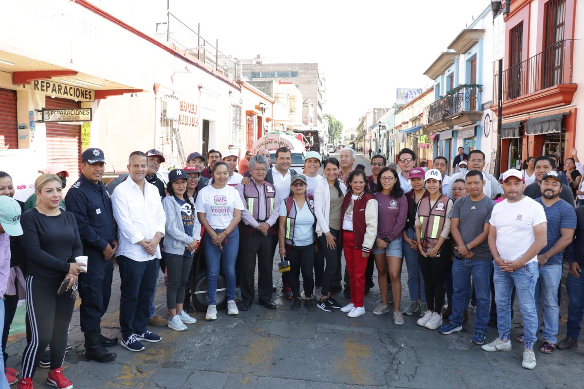Con el objetivo de mantener en buen estado nuestras calles y patrimonio para que los oaxaqueños disfrutemos de nuestra Ciudad, el día de hoy participé en el tequio organizado por la Secretaria de Bienestar, Tequio e Inclusion de nuestro Estado.

#porunaciudadlimpia
#Oaxacalimpio