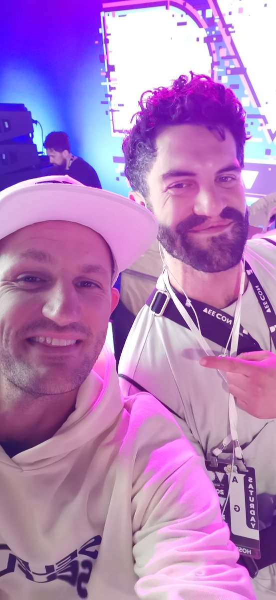 JakeHero7's tweet photo. Great to meet the man who captures it all @davidrocknyc - a man who in his own words "made his passion his life" That's the kind of people I love to be around 🤘🏻 #VeeCon2023 #MeetingNewPeople #PassionateParrot https://t.co/R3yAy2XaCj