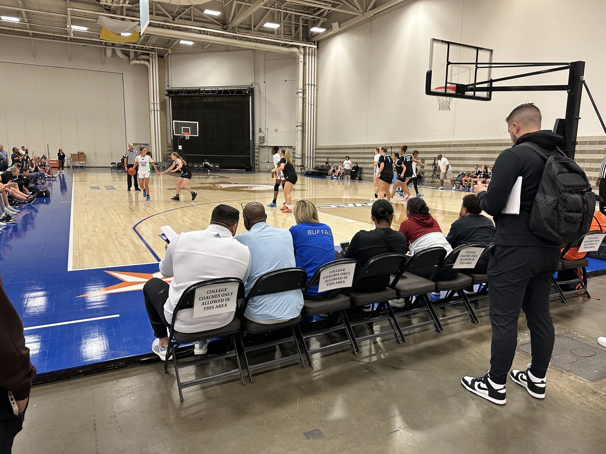 E40 Platinum Matchup of   ⁦<a href="/LadyPurePrep/">Pure Prep GBB NB</a> and⁩ ⁦<a href="/TeamSharp23/">Coach Sharp</a>⁩ packing the baseline!