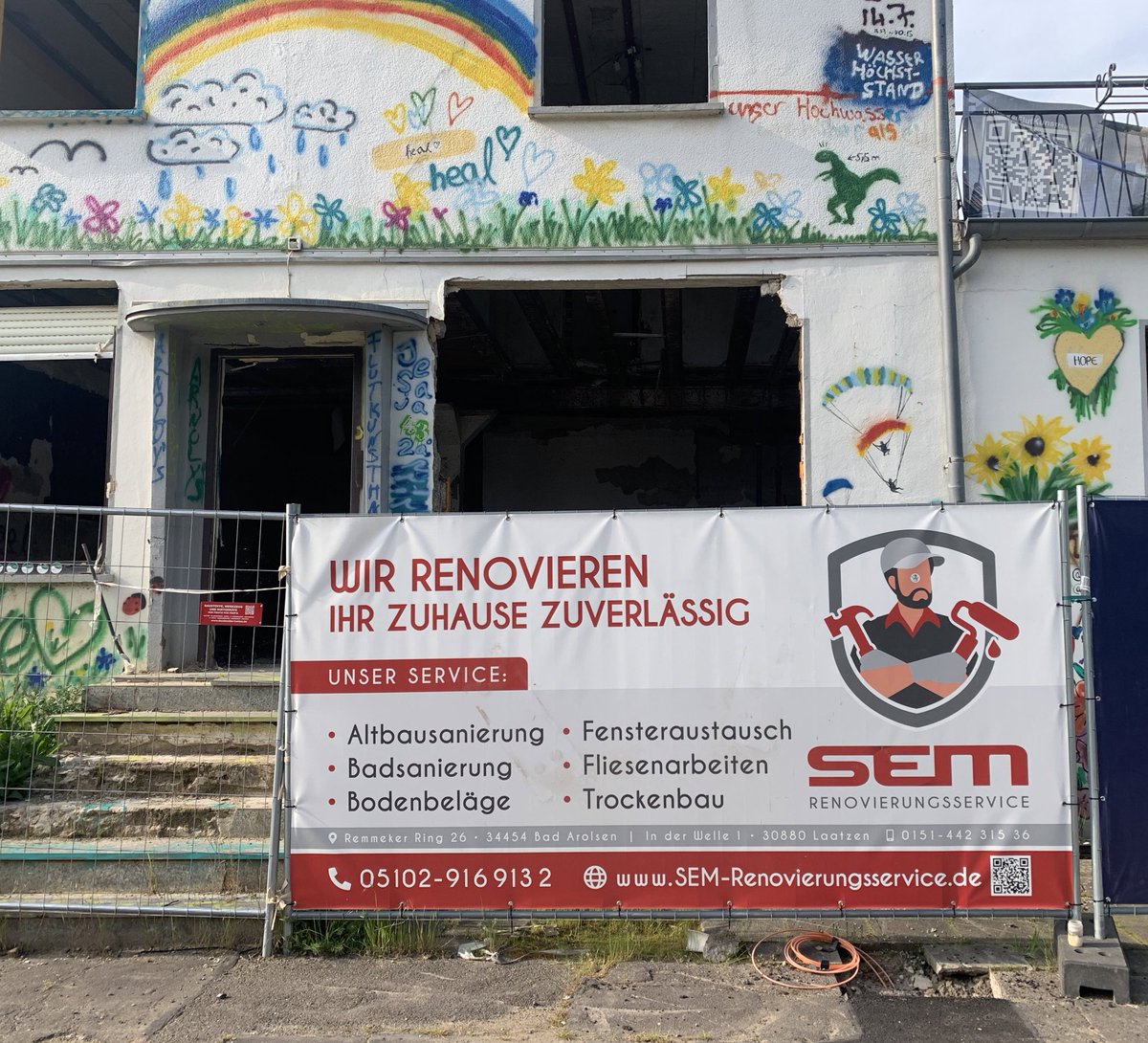 Zwei Jahre nach der Flut: Die schönste Flutruine in Dernau ❤️. Oben rechts ist der Höchstwasserstand markiert. Auf dem Werbebanner der Baufirma steht: Wir renovieren Ihr Zuhause zuverlässig. #Ahrtal #Flutkatastrophe