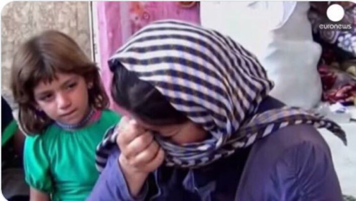 Sie sind auch die Ehefrauen von ISIS-Mitgliedern.Sie haben uns schlechter behandelt genauso wie ihre Ehemänner. Die ISIS-Frauen hielten jesidische Mädchen an ihren Ehemännern fest, um sie zu vergewaltigen und zu foltern.Sie sind ISIS-Ehefrauen
#YazidiGenocide 
#الابادة_الايزيدية