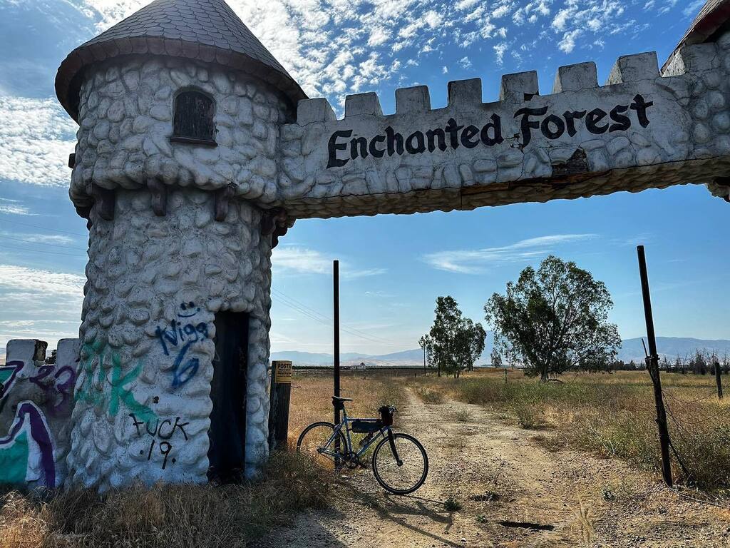 Bitter sweet location 
.
.
#bikecommute #thingsisawonmybike #outsideisfree #optoutside #lifebehindbars #grizzlycycles661 #gc_adventureteam #putitinthedïrt #gravelride #bakersfieldbybike instagr.am/p/CsgwfUix3Sn/