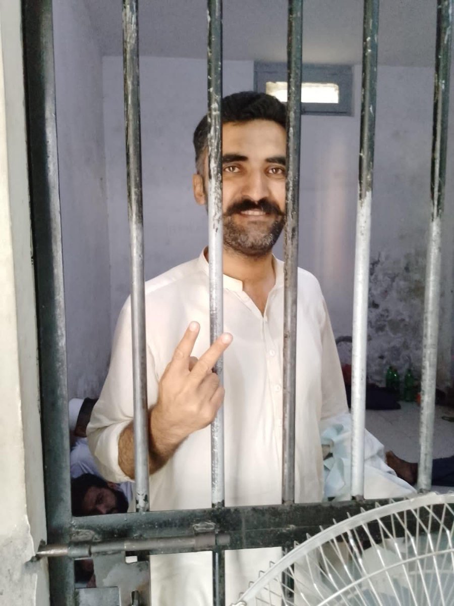 MeenakhanAfridi's tweet photo. تحریک انصاف پشاور کے ورکرز میں سے چند ساتھیوں کے عکس جو اس وقت قید میں  ہے۔ 
انکی مسکراہٹ ناجائز امپورٹڈ ٹولے کو واضح پیغام ہے کہ ہم پاکستان کی بقا و سالمیت کی خاطر ہر مشکل سہنے کیلئے تیار ہے۔ 
 #TwitterSpaceWithIK https://t.co/gPOdZjR6Sy