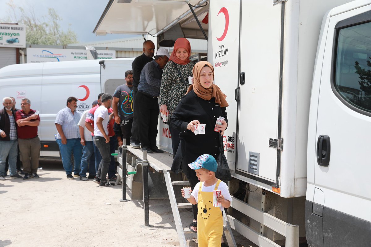 Kizilay's tweet photo. Buradayız, ilk günden bu yana vatandaşlarımızın yanındayız.

Depremden etkilenen şehirlerimizdeki birçok noktada, mobil mutfak ve ikram araçlarımızla insanımıza merhamet elimizi uzatmaya devam ediyoruz. #SensizOlmaz https://t.co/Q5AZ4Xr2dd