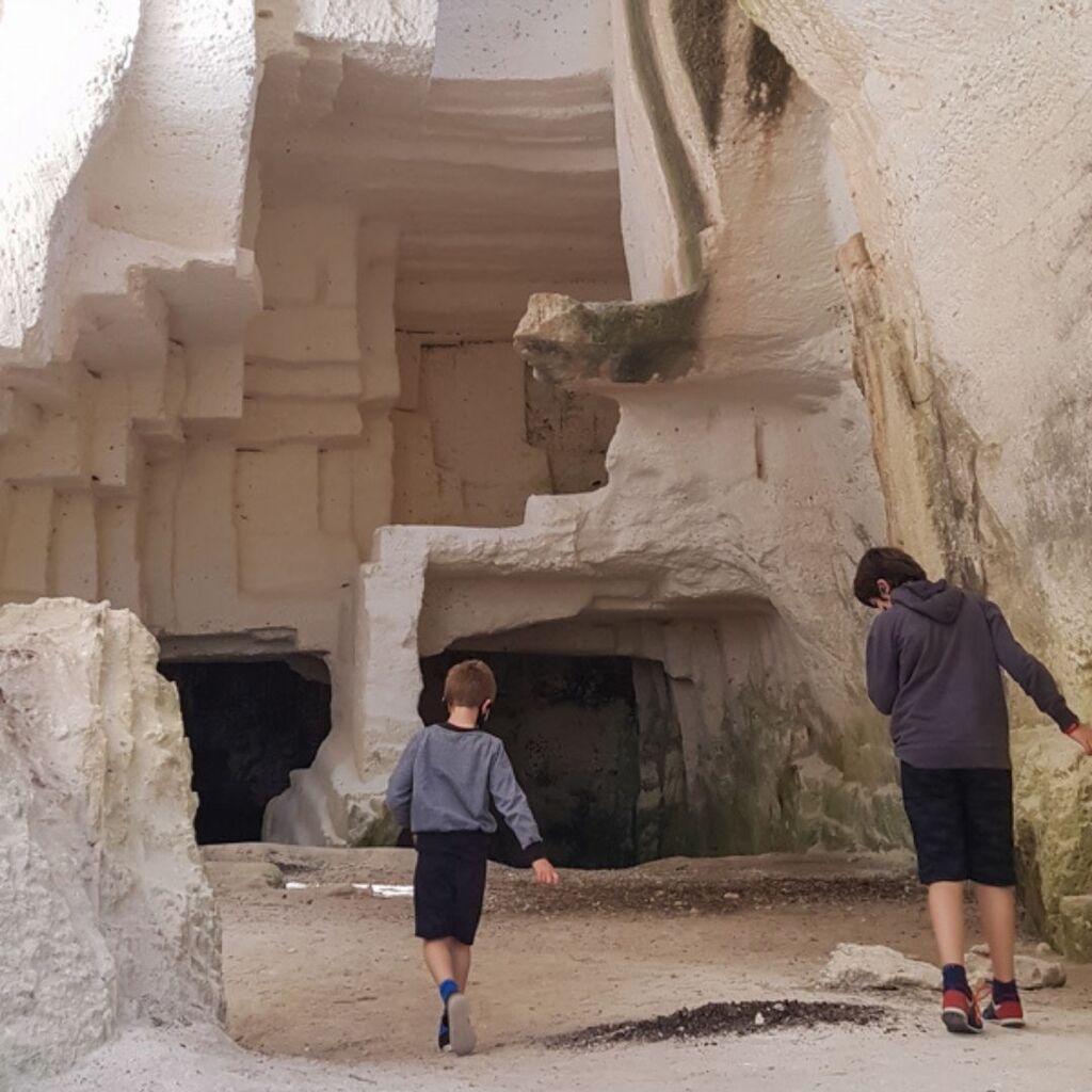 Steinbruch bei Felanitx

An der Außengrenze der Stadt, in der Nähe des Gewerbegebietes, liegt die Grünzone mit dem Namen Sa Mola. Viele Einheimische kommen hier zum Joggen oder Spazieren her. In dem Hügel, der von mehreren Erdwegen umrundet wird, gibt es einen alten Steinbru…