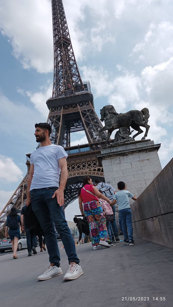Byemrah16's tweet photo. Paris'te küçük kare https://t.co/4stwecwn0a