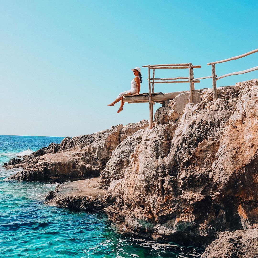 📍Zakynthos, Greece 🇬🇷

 Do you enjoy this view over Porto Roxa beach? 

📸: flavialatina.travels (IG)

#travelgreece #vacation #travelblogger #zakynthos #traveler