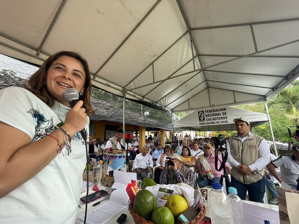 e_baquerocacao's tweet photo. Gracias ministra @jmojicaflorez por interactuar con nuestros productores. La Cacaocultura 🇨🇴 aporta seguridad alimentaria, paz y progreso. Cuente con nosotros en el propósito de construir @fedecacao @OSCARCHUCURI @consejocacao @MinAgricultura @jebedoya @fedecacaoGT @BancoAgrario https://t.co/4URB0nncg6