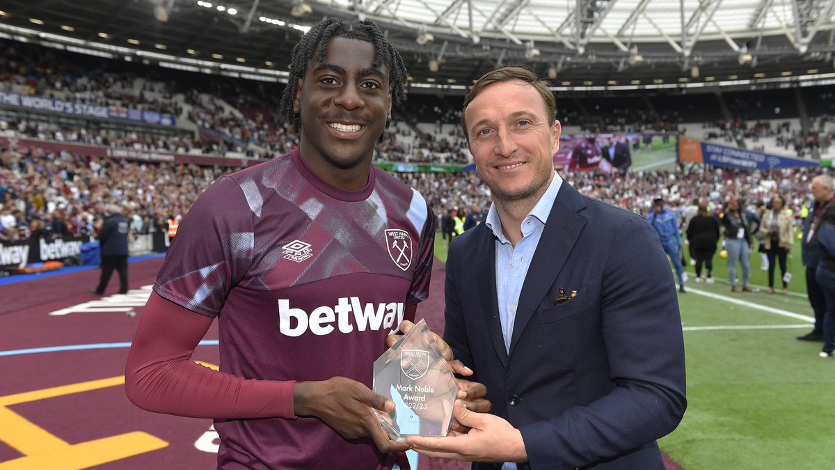 Honoured to have been handed this award🙌🏿❤️⚒️

Gloire à dieu