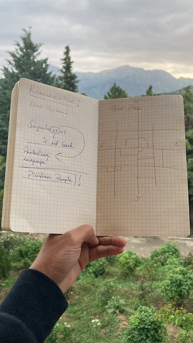 mrpyrz's tweet photo. Bugün, “Sagalassosluların kenti, Pisidia’nın en önde geleni, Romalıların dostu ve müttefiki” olan muazzam kenti dolaştık (En azından ekteki yazıtın son dört satırı böyle diyor). 

Kentin anahtarını aldım, kapatır çıkarım. 
Biraz “romanizasyon” konuştuk biraz Pisidia. 
Biraz da Anadolulu kentleri tanımak için filolojik verileri nasıl okumalıyız onu konuştuk. Mesela, anlatırken de yazmışım: Kent isimlerindeki çift “s” sesi o kentin isminin Anadolu dillerinden geldiğini bize gösterir; yani bu kentlerde Hellen ve Roma hakimiyetinden önce, Luvi kökenli halkların hakimiyetini görüyoruz. Daha evvel başka bir tweet serisinde Luviceden ve etkilediği dillerden bahsetmiştim. Selam olsun  Pisidialılara! 😏

Sagalassos’u dip köşe geziyoruz.