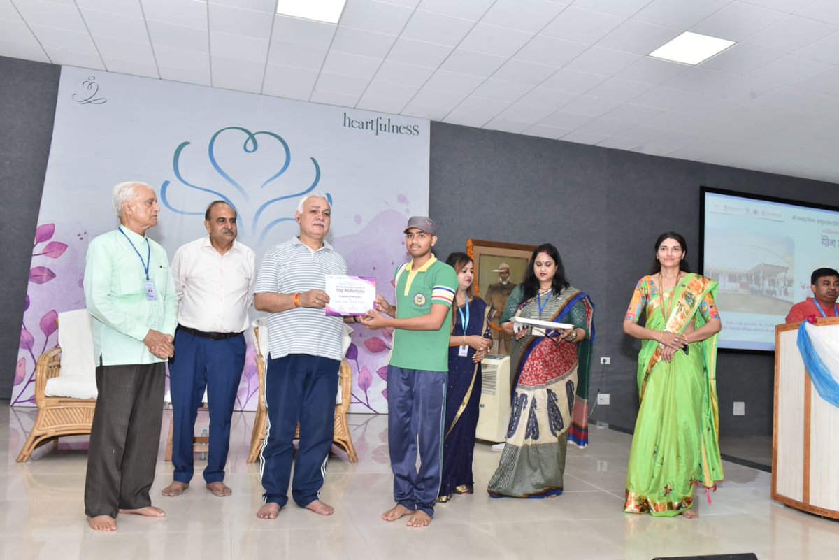 ChiefSecyUP's tweet image. आज प्रातः मुझे श्रीराम चंद्र मिशन हार्टफुलनेस इंस्टीट्यूट के नवीनीकृत ध्यान केन्द्र हॉल का शुभारंभ कर हार्टफुलनेस ध्यान योग में भाग लेने का सुअवसर प्राप्त हुआ। मैंने व वहां बड़ी संख्या में उपस्थित लोगों ने हार्टफुलनेस ध्यान कर अत्यंत शांति व प्रसन्नता का अनुभव किया।