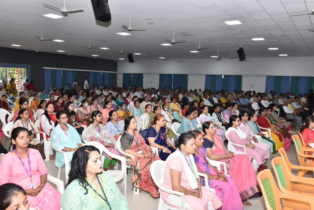 ChiefSecyUP's tweet image. वहां हरे-भरे नैसर्गिक वातावरण में एक साथ एक लाख लोग ध्यान लगा सकते हैं। आज लखनऊ में उद्घाटन हुए केंद्र में एक साथ 3,500 लोग ध्यान लगा सकते हैं। पूरे देश में ऐसे लगभग 309 हार्टफुलनेस ध्यान केन्द्र बने व संचालित हैं।