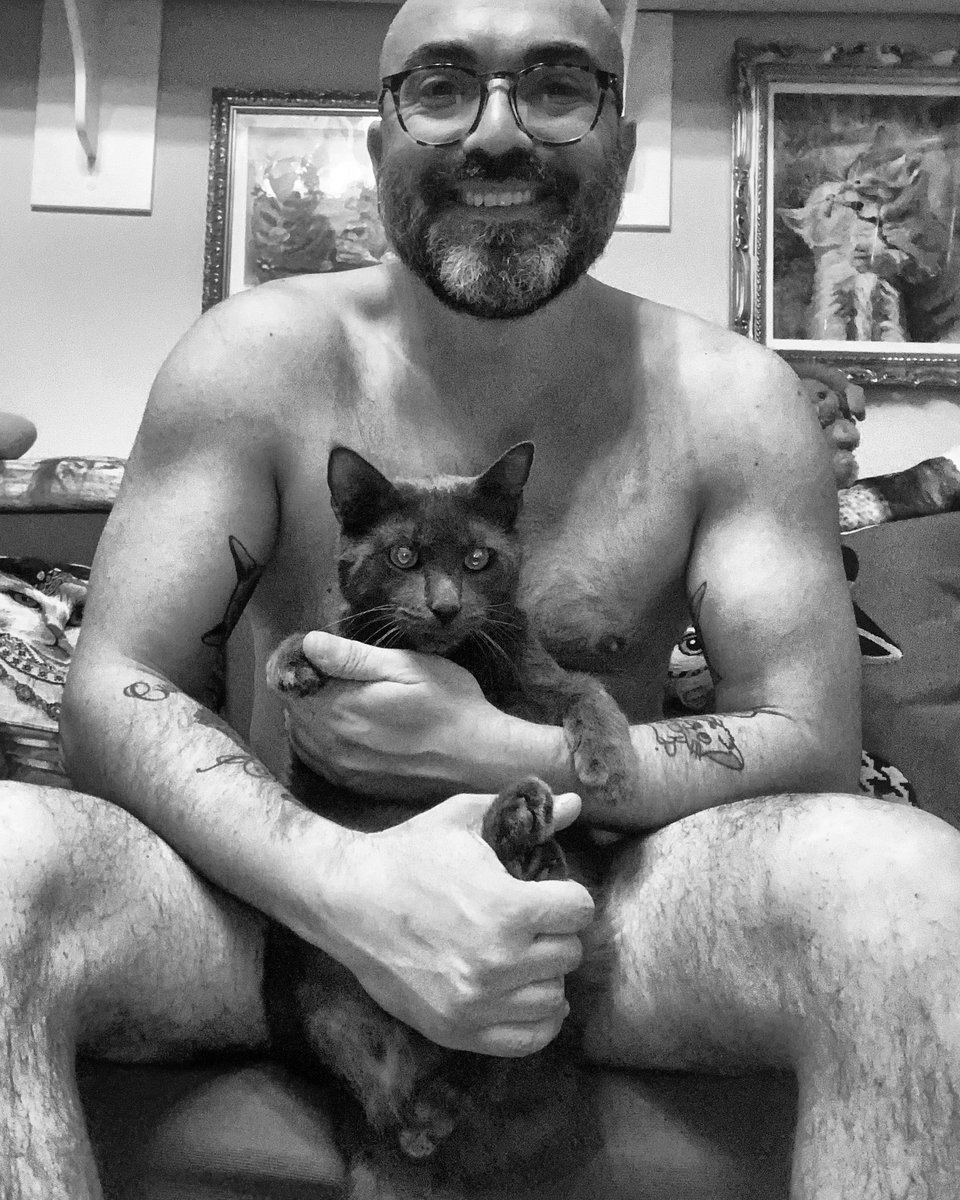 sbruffoncello76's tweet photo. Non dire gatto se non l’hai nel pacco… era così giusto? 😂🐈❤️
#maurizioandreuccetti #maurizioandreuccettifactory #gay #gaybeard #gaybearded #gaybeardedmen #gaybeardsofinstagram #gayitalia #lgbtq #lgbtq🌈 #gayover40 #gayman #gayguy #workoutoftheday https://t.co/XIqinQcN7V