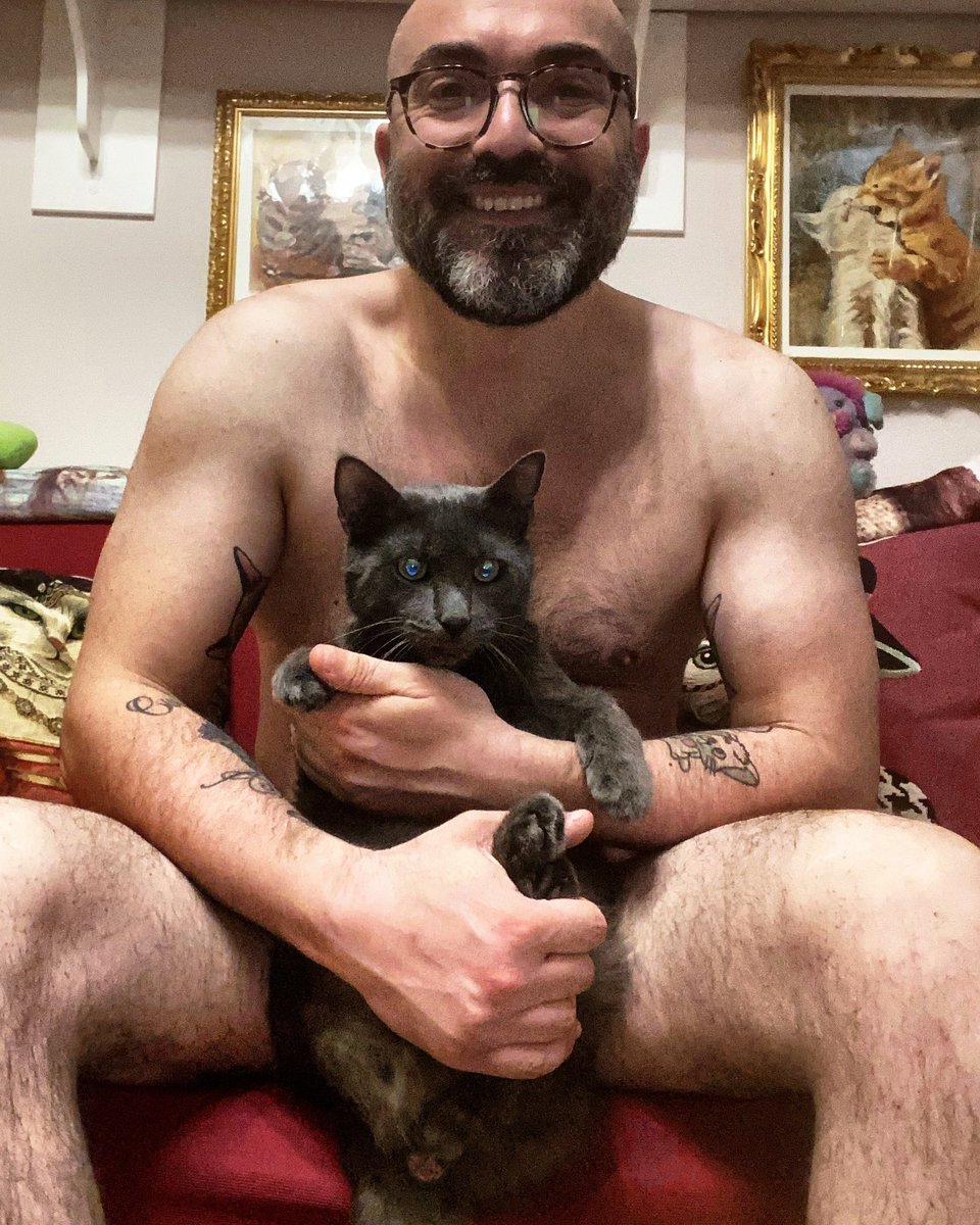 sbruffoncello76's tweet photo. Non dire gatto se non l’hai nel pacco… era così giusto? 😂🐈❤️
#maurizioandreuccetti #maurizioandreuccettifactory #gay #gaybeard #gaybearded #gaybeardedmen #gaybeardsofinstagram #gayitalia #lgbtq #lgbtq🌈 #gayover40 #gayman #gayguy #workoutoftheday https://t.co/XIqinQcN7V