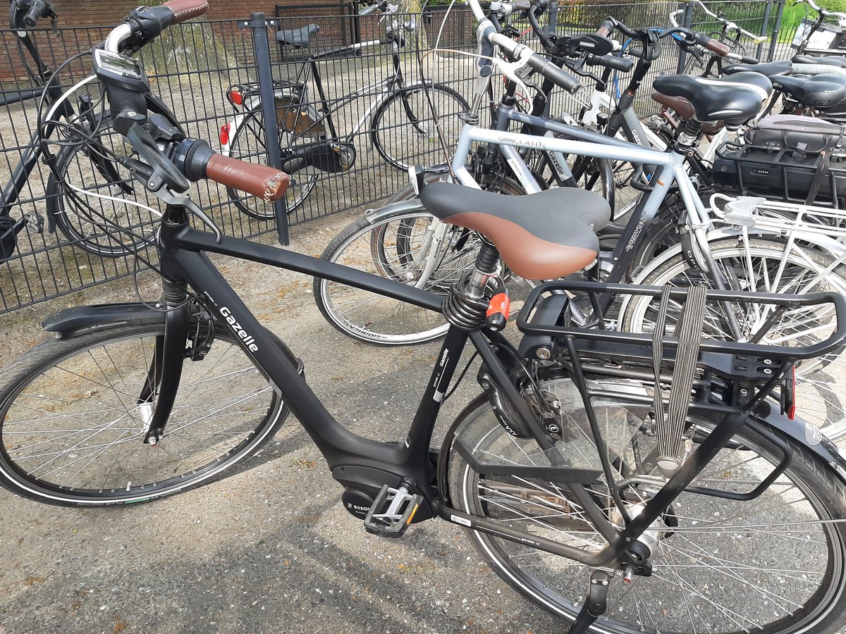 teidhof's tweet image. In Albergen zijn tijdens de wedstrijd De Tukkers Reutum meerdere fietsaccu's gestolen. Bij aankomst zag ik een jongen , wit blauw shirt op een scooter druk op z'n mobiel. al vast inventariseren. Wie heeft dit gezien en opgemerkt. Graag melden