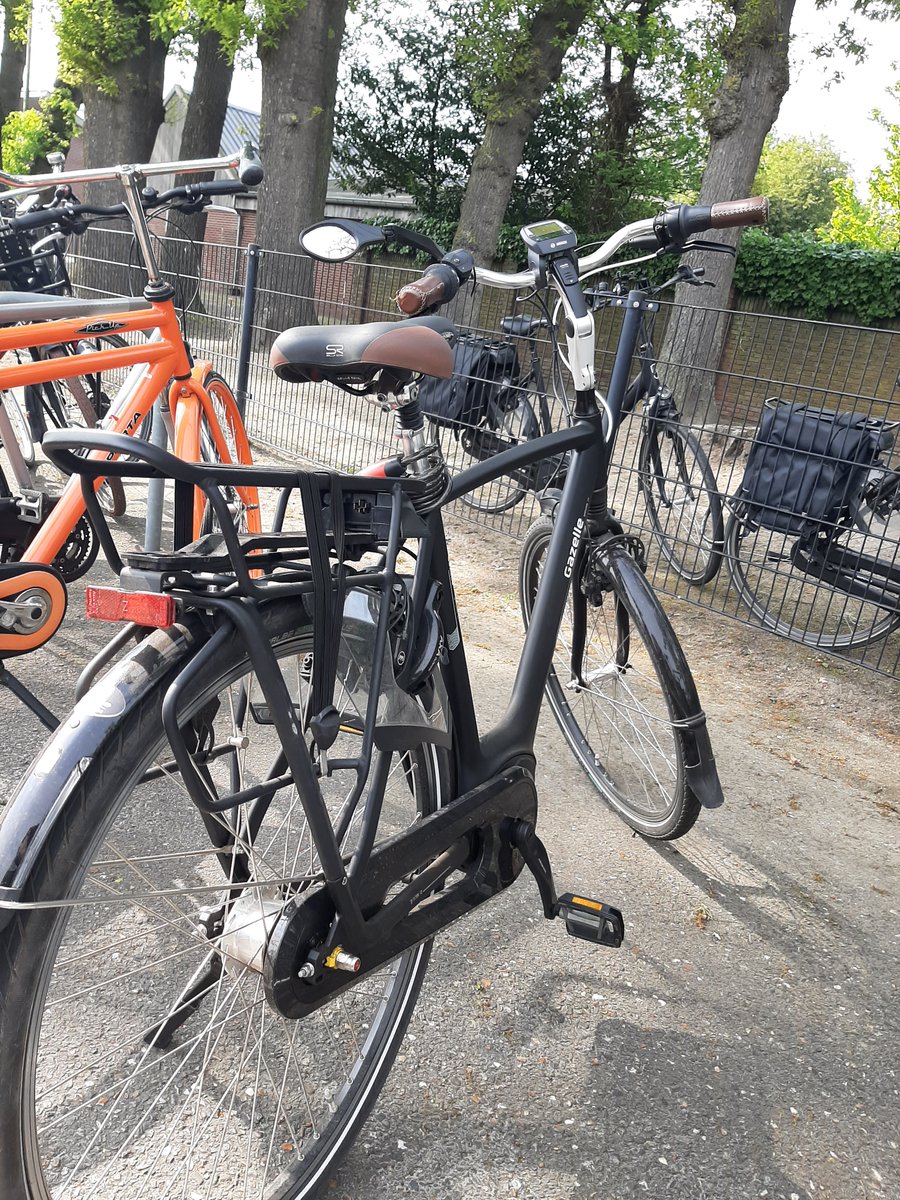 teidhof's tweet image. In Albergen zijn tijdens de wedstrijd De Tukkers Reutum meerdere fietsaccu's gestolen. Bij aankomst zag ik een jongen , wit blauw shirt op een scooter druk op z'n mobiel. al vast inventariseren. Wie heeft dit gezien en opgemerkt. Graag melden