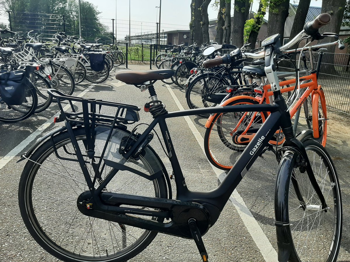 In Albergen zijn tijdens de wedstrijd De Tukkers Reutum meerdere fietsaccu's gestolen. Bij aankomst zag ik een jongen , wit blauw shirt op een scooter druk op z'n mobiel. al vast inventariseren. Wie heeft dit gezien en opgemerkt. Graag melden